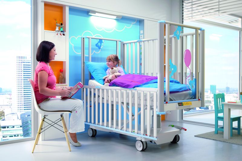 TOM2 children bed by LINET little patient and his mother