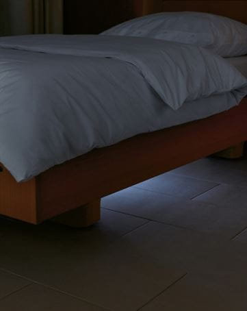 Shiftable underbed light